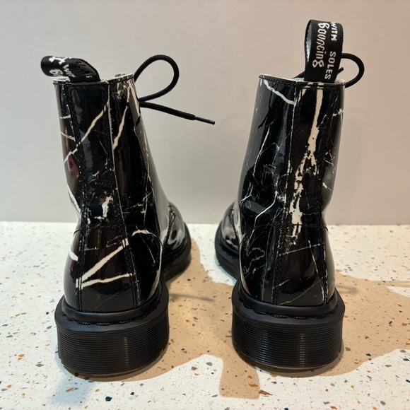 New Dr Martens 1460 PASCAL MARBLE‎ Patent Boots - Picture 5 of 9